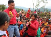 Trường THCS Nguyễn Lương Bằng tặng quà cho học sinh 2 trường huyện Nam Giang, Quảng Nam