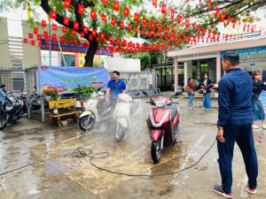 Chi đoàn trường THCS Nguyễn Lương Bằng tổ chức hoạt động rửa xe gây quỹ “Mang Tết về cho em”