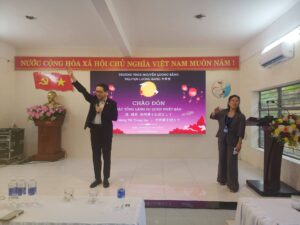 TỔNG LÃNH SỰ NHẬT BẢN TẠI ĐÀ NẴNG THĂM VÀ TẶNG QUÀ TRUNG THU CHO HỌC SINH CÁC LỚP TIẾNG NHẬT