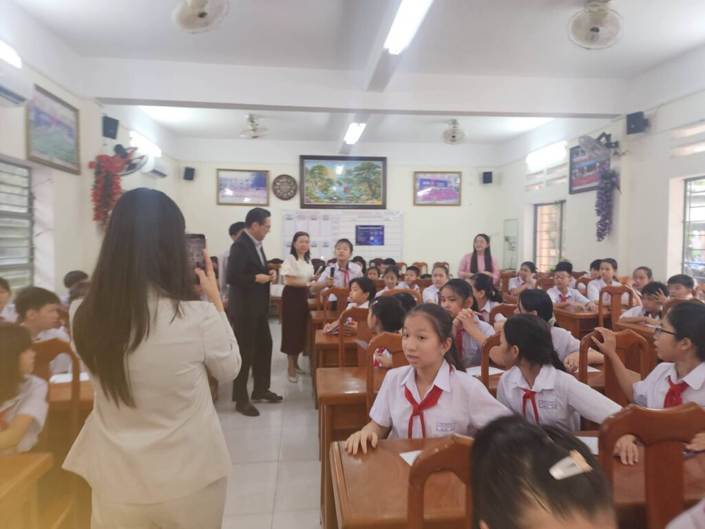 TỔNG LÃNH SỰ NHẬT BẢN TẠI ĐÀ NẴNG THĂM VÀ TẶNG QUÀ TRUNG THU CHO HỌC SINH CÁC LỚP TIẾNG NHẬT 12 FB IMG 1790330624671